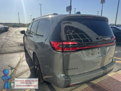 Used 2025 Chrysler Pacifica Limited w/ Uconnect Theater Family Group FWD image 3