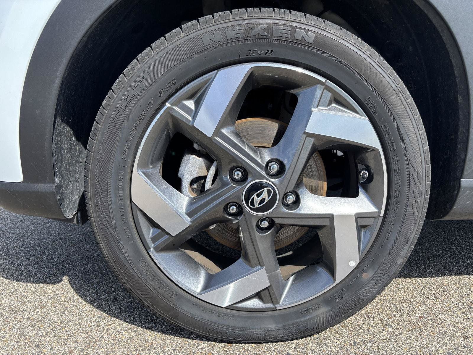 Used 2025 Hyundai Venue SEL FWD image 9