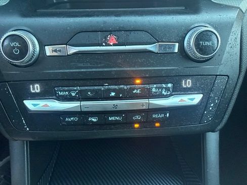 Used 2020 Ford Explorer XLT AWD/4WD image 16