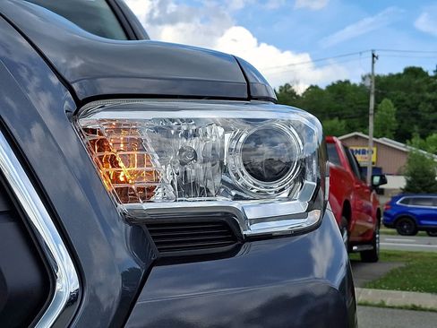 Certified 2021 Toyota Tacoma SR5 AWD/4WD image 12