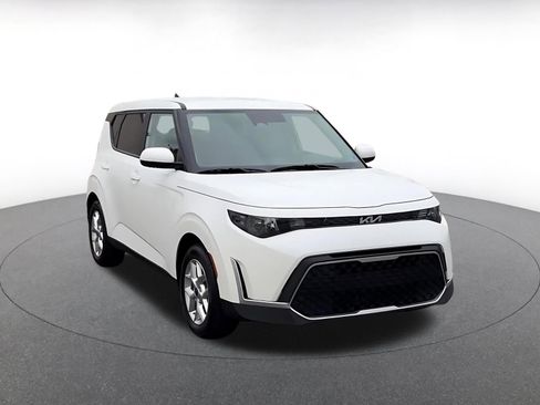 Used 2025 Kia Soul LX w/ LX Technology Package FWD image 3