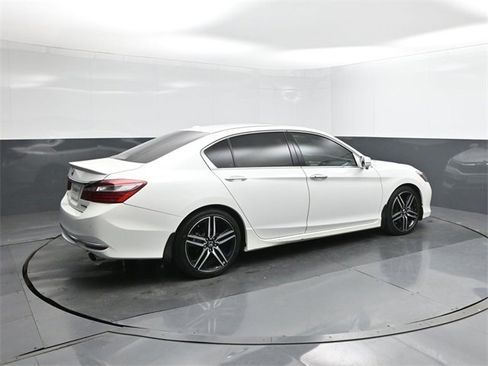 Used 2016 Honda Accord Touring image 15