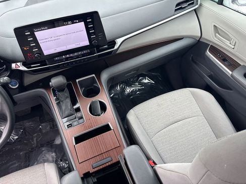 Used 2024 Toyota Sienna LE image 22