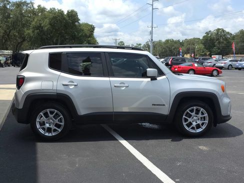 Used 2021 Jeep Renegade Latitude w/ Sun & Sound Group FWD image 4