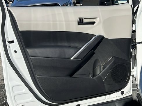 Used 2024 Toyota Corolla Cross L image 17