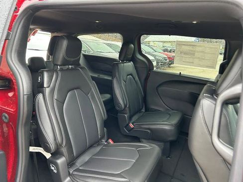 New 2026 Chrysler Pacifica Select image 21