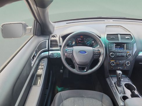Used 2017 Ford Explorer XLT FWD image 5