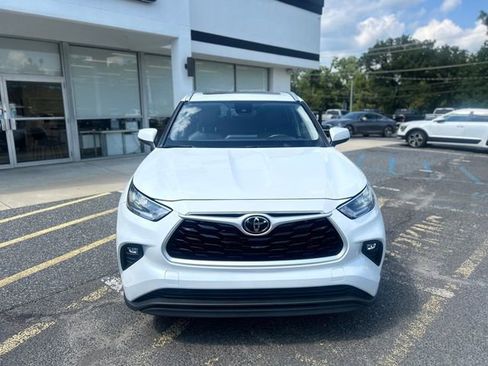 Used 2022 Toyota Highlander XLE image 2