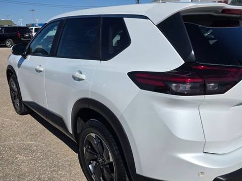 Used 2024 Nissan Rogue SV AWD/4WD image 6