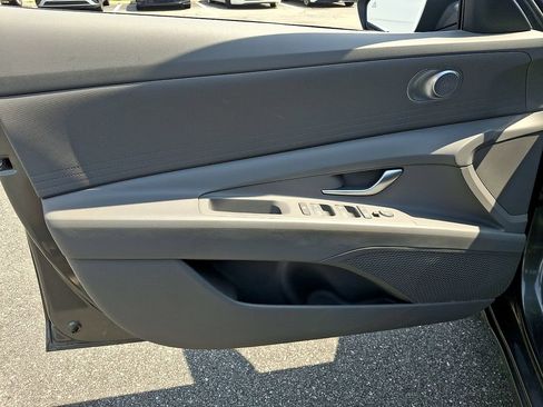Used 2025 Hyundai Elantra SE FWD image 12
