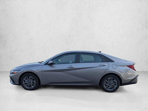 Used 2024 Hyundai Elantra SEL FWD image 2