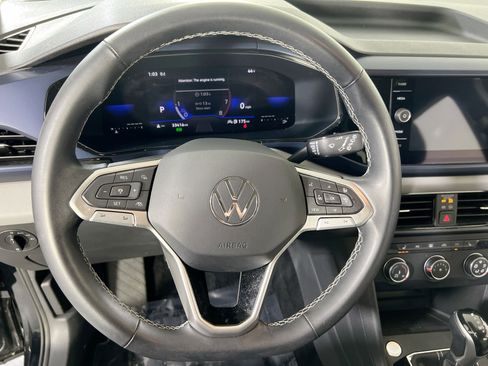 Used 2022 Volkswagen Taos SE image 11