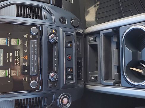 Used 2022 Nissan Titan SV w/ SV Convenience Package image 16