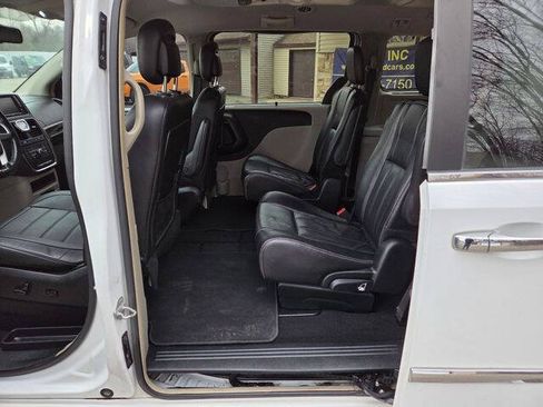 Used 2014 Chrysler Town & Country Touring w/ Driver Convenience Group FWD image 35