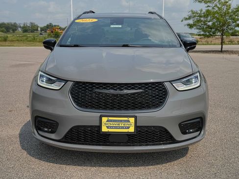 Used 2025 Chrysler Pacifica Limited FWD image 2