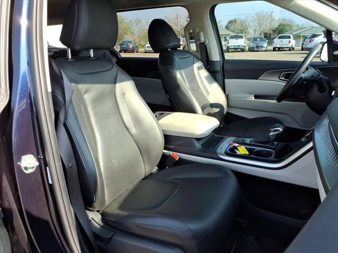 Used 2023 Kia Carnival LX image 12