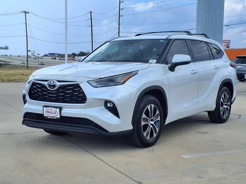 Certified 2025 Toyota Highlander XLE FWD image 4