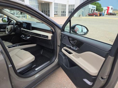 Used 2025 Lincoln Corsair Reserve w/ Equipment Group 202A AWD/4WD image 44