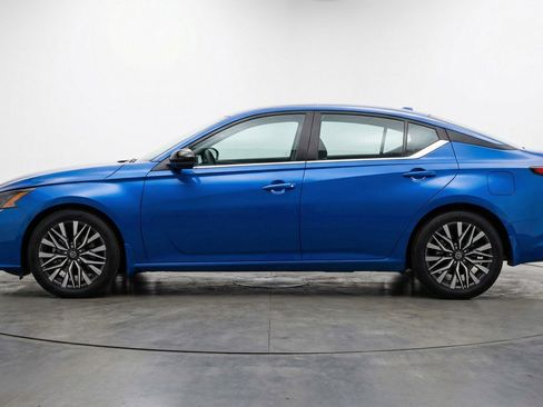 Used 2025 Nissan Altima 2.5 SV FWD image 3