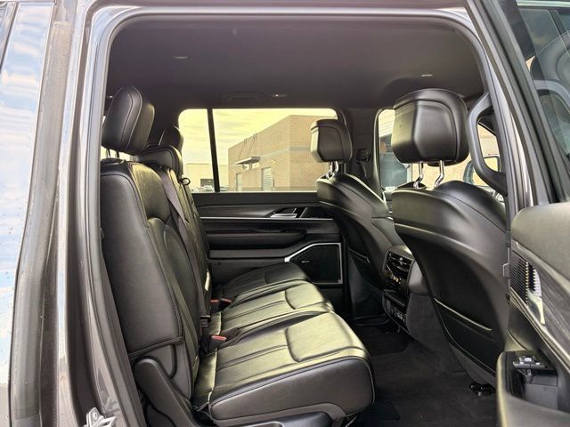 Used 2023 Jeep Wagoneer Series III w/ Preferred Equipment Group AWD/4WD image 16