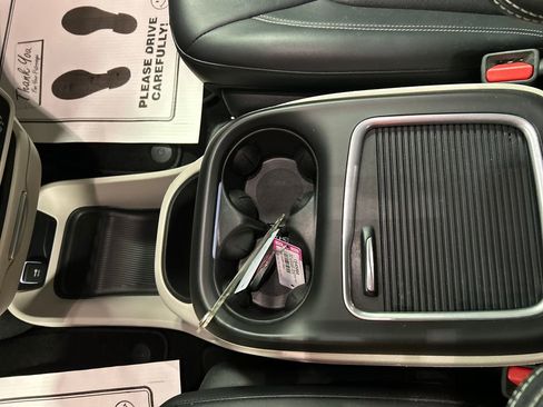 Used 2024 Chrysler Pacifica Touring-L image 21