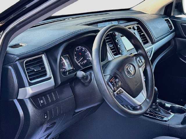 Used 2018 Toyota Highlander LE AWD/4WD image 10