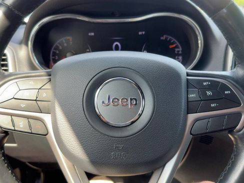 Used 2020 Jeep Grand Cherokee Laredo AWD/4WD image 19