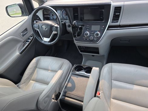 Used 2017 Toyota Sienna XLE FWD image 22