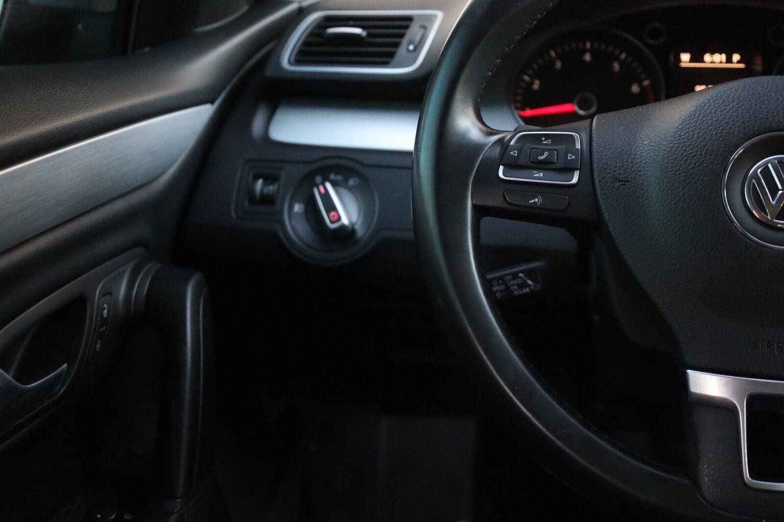 Used 2014 Volkswagen CC R-Line FWD image 32