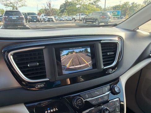 Used 2020 Chrysler Pacifica Touring-L FWD image 11