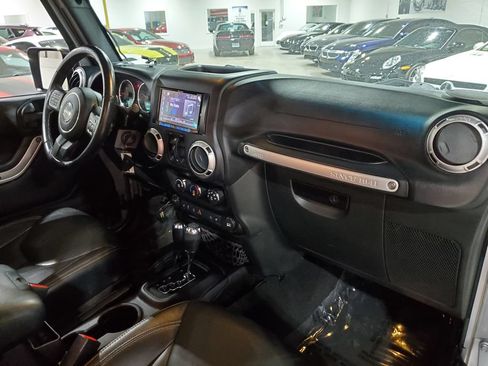 Used 2016 Jeep Wrangler Unlimited Rubicon w/ Connectivity Group AWD/4WD image 14