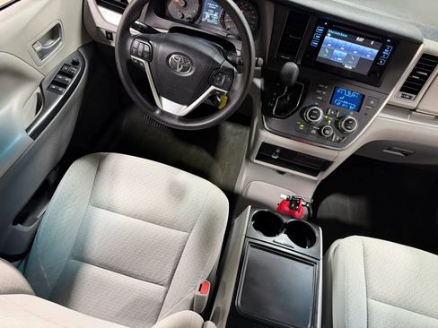 Used 2015 Toyota Sienna LE AWD/4WD image 58
