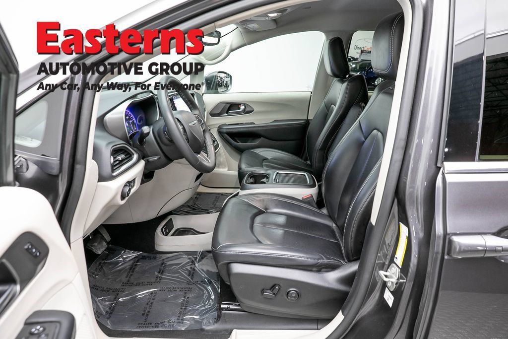 Used 2023 Chrysler Pacifica Touring-L FWD image 14