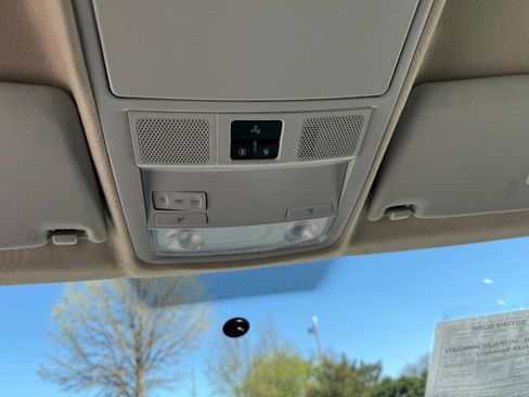 Used 2011 Volkswagen Tiguan SE image 19