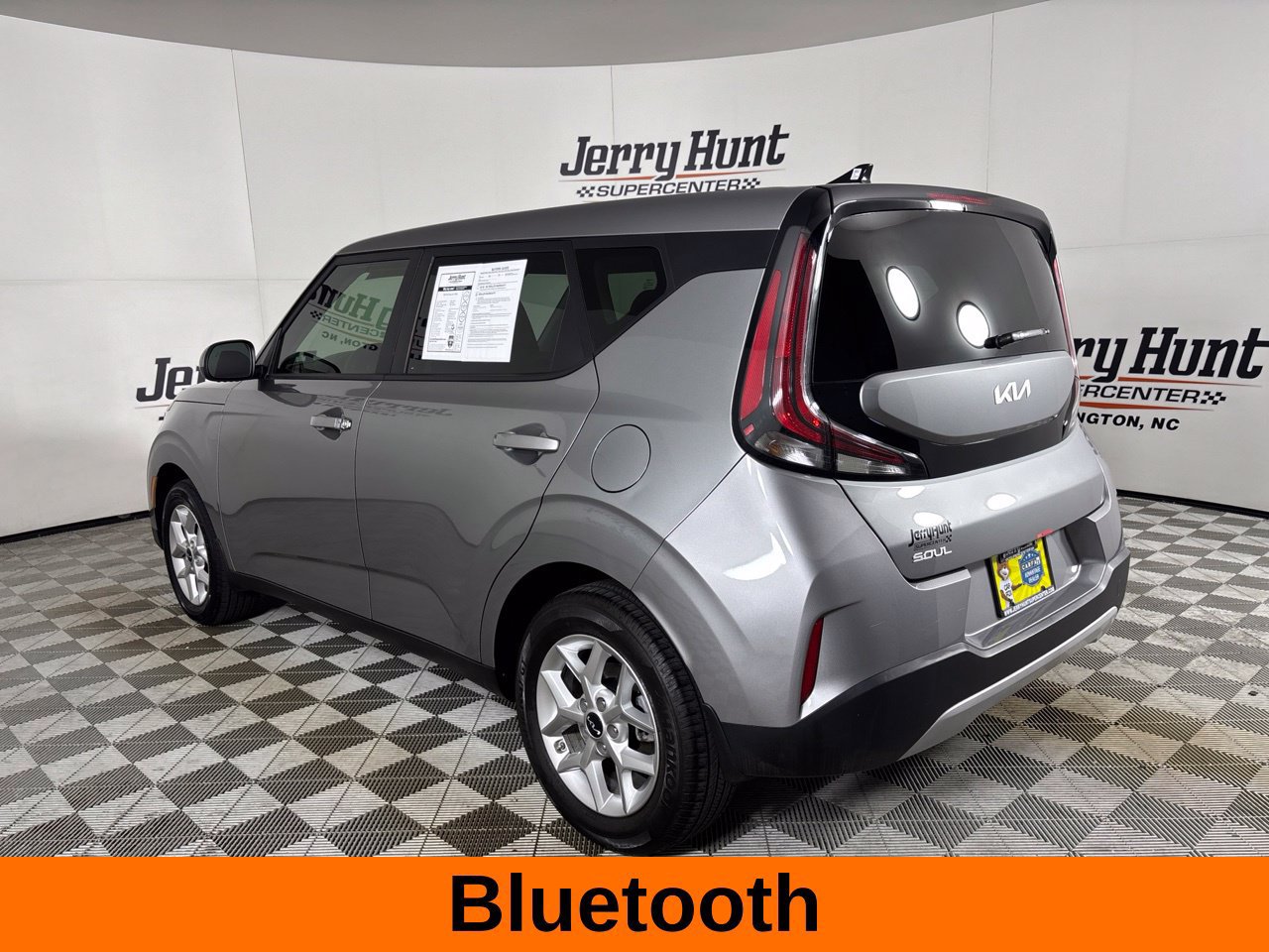 Used 2025 Kia Soul LX w/ LX Technology Package FWD image 9
