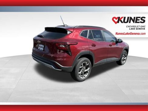 Used 2025 Chevrolet Trax LT w/ LT Convenience Package FWD image 5