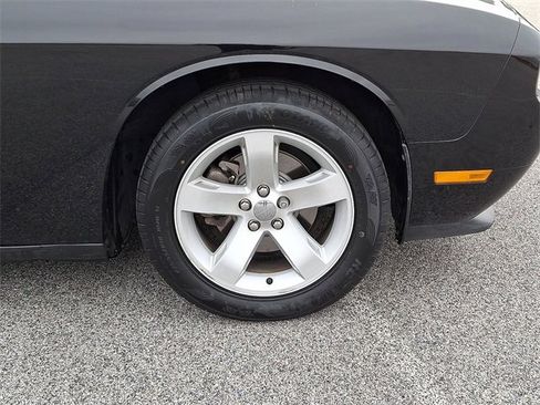 Used 2014 Dodge Challenger SXT image 11