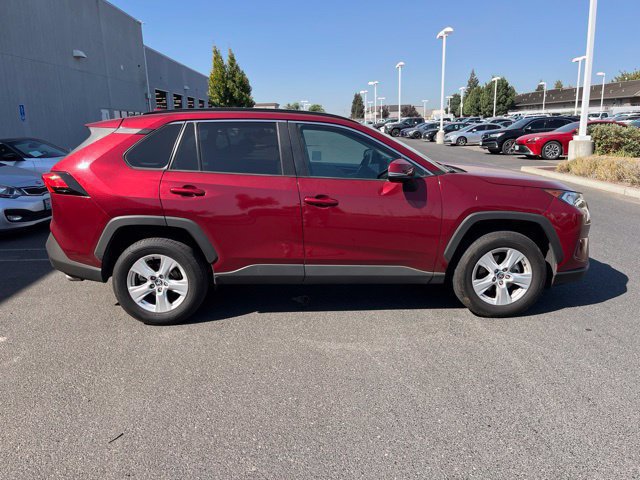 Used 2021 Toyota RAV4 XLE w/ Convenience Package FWD image 2