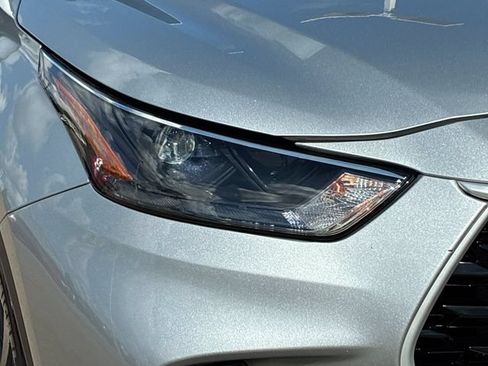 Used 2024 Toyota Highlander LE FWD image 27