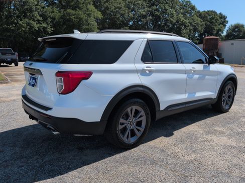 Certified 2023 Ford Explorer XLT w/ Equipment Group 202A RWD image 3