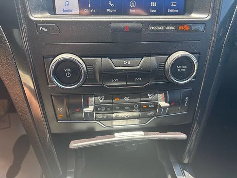 Used 2018 Ford Explorer XLT w/ Equipment Group 202A AWD/4WD image 28