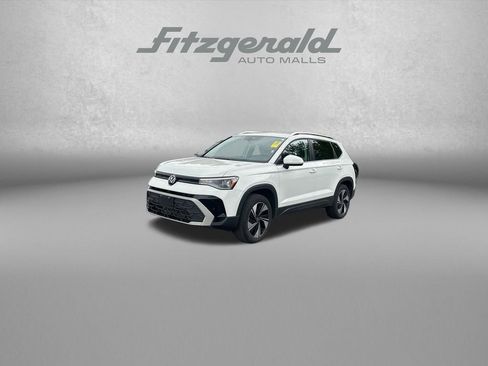 Used 2025 Volkswagen Taos SE AWD/4WD image 3