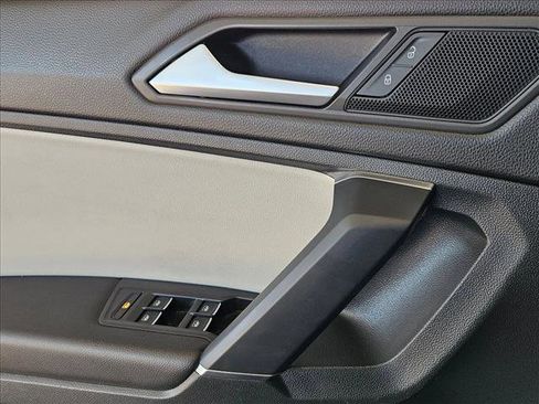 Used 2020 Volkswagen Tiguan SE image 6