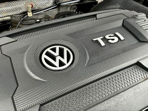 Used 2016 Volkswagen GTI SE image 25