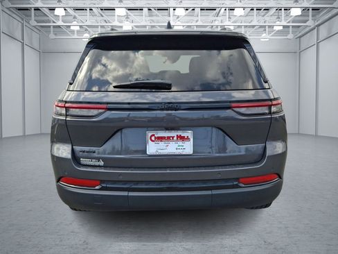 Used 2024 Jeep Grand Cherokee Altitude image 4