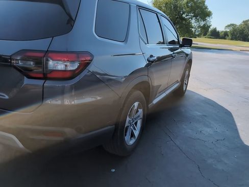 Used 2025 Honda Pilot EX-L image 3