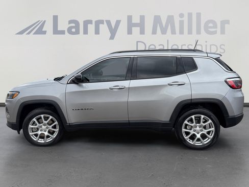 Used 2023 Jeep Compass Latitude AWD/4WD image 2