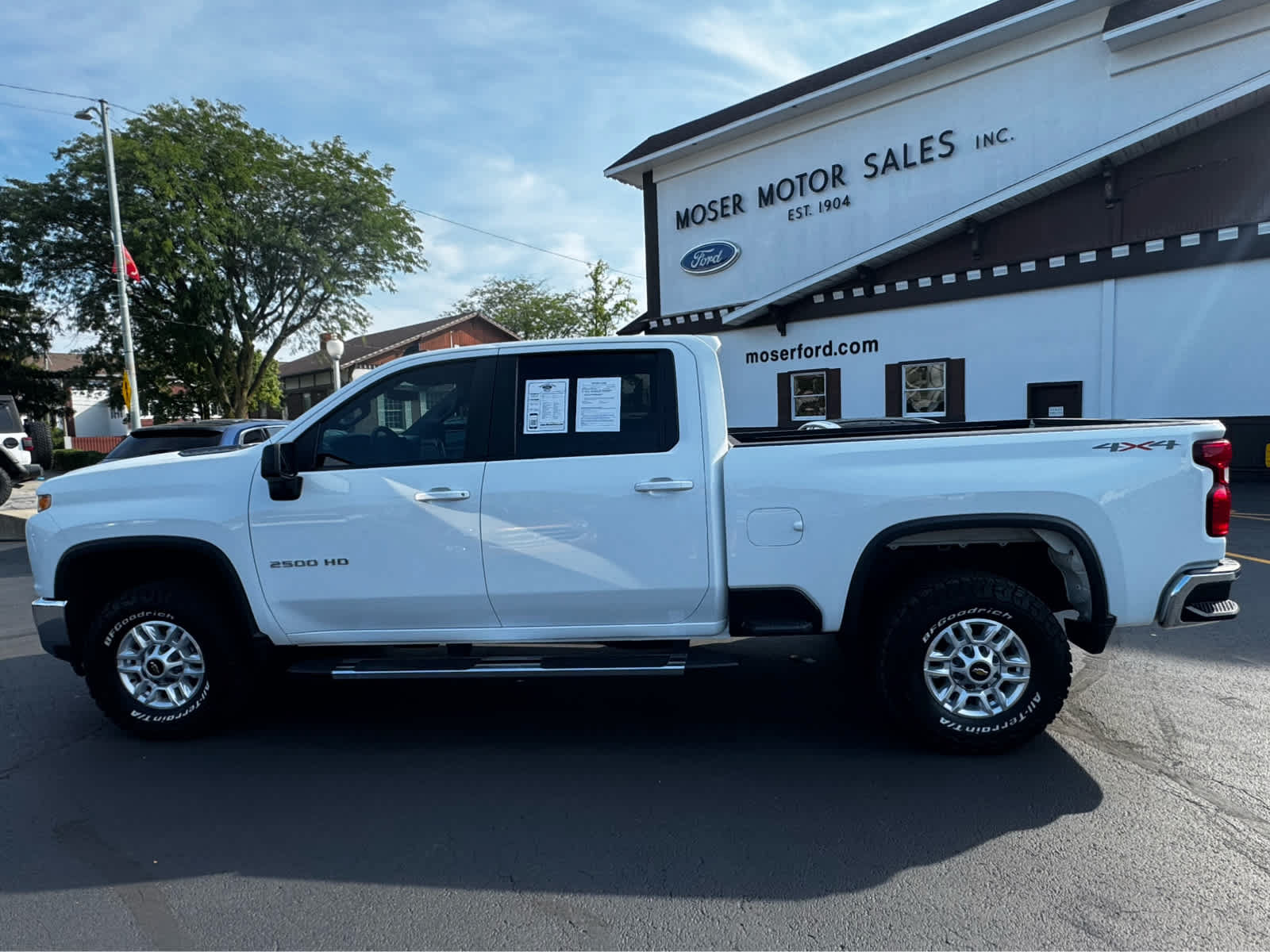 Used 2022 Chevrolet Silverado 2500 LT AWD/4WD image 2