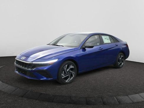 Used 2025 Hyundai Elantra SEL image 3