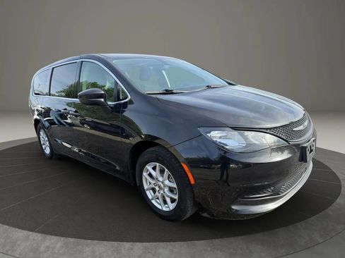 Used 2022 Chrysler Voyager LX FWD image 3
